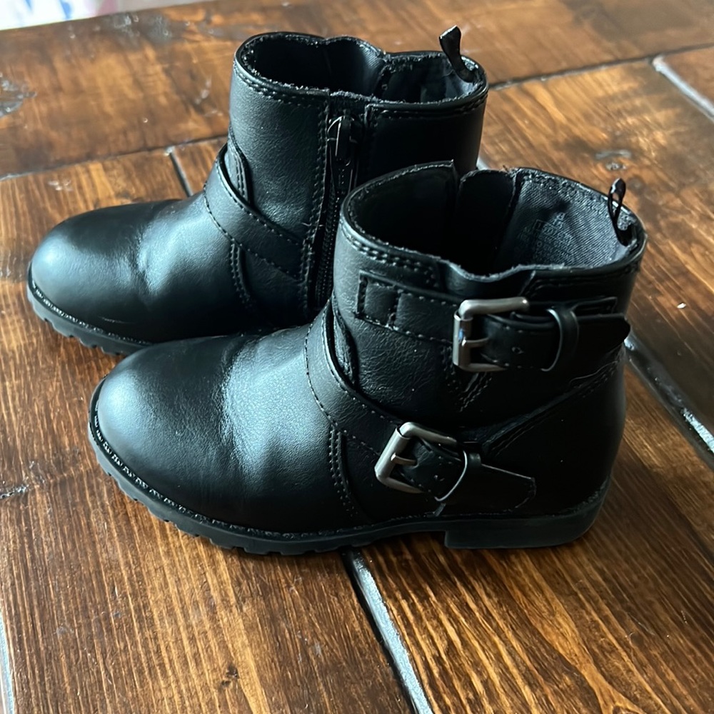 Toddler black boots: size 8. Worn once. Old navy